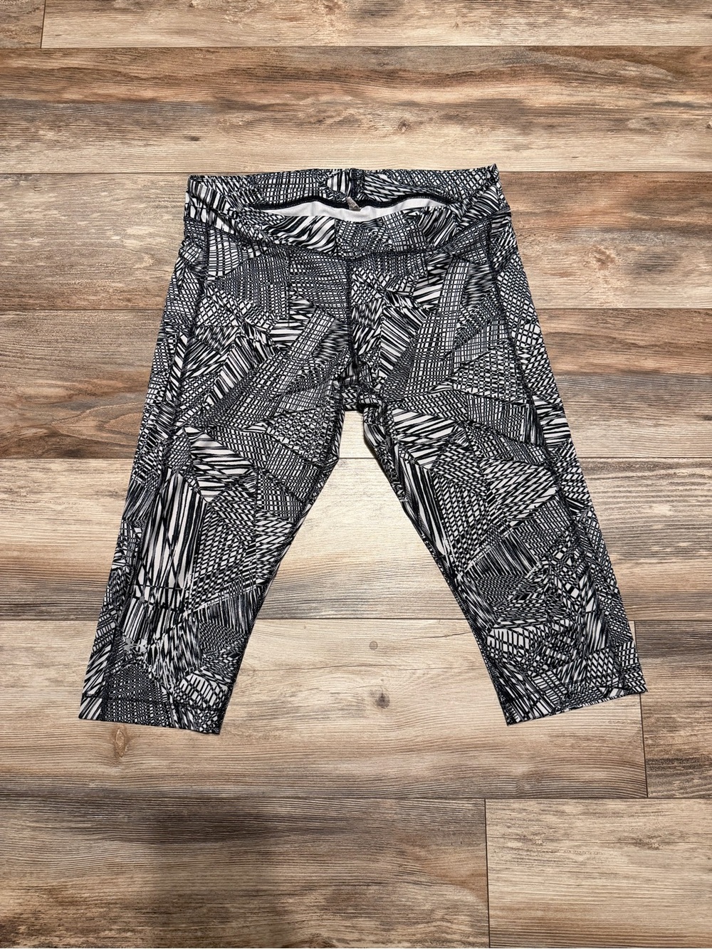 Under Armour Black & White Geometric Capri Leggings